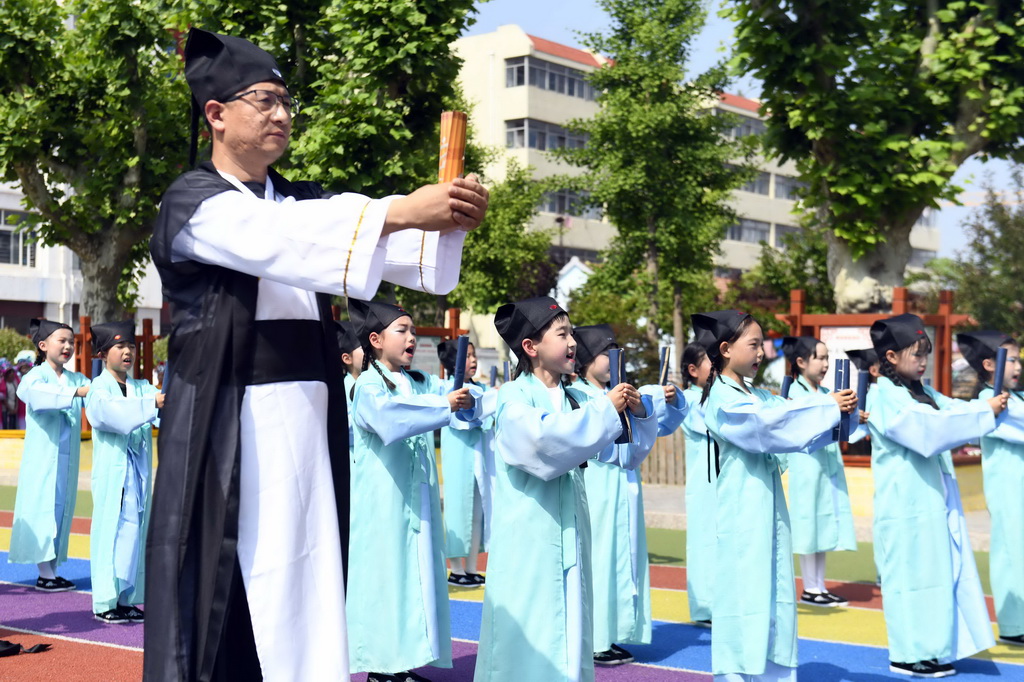 5月21日，在山东省日照市东港区第一小学，学生进行中华优秀传统文化进校园成果展演。