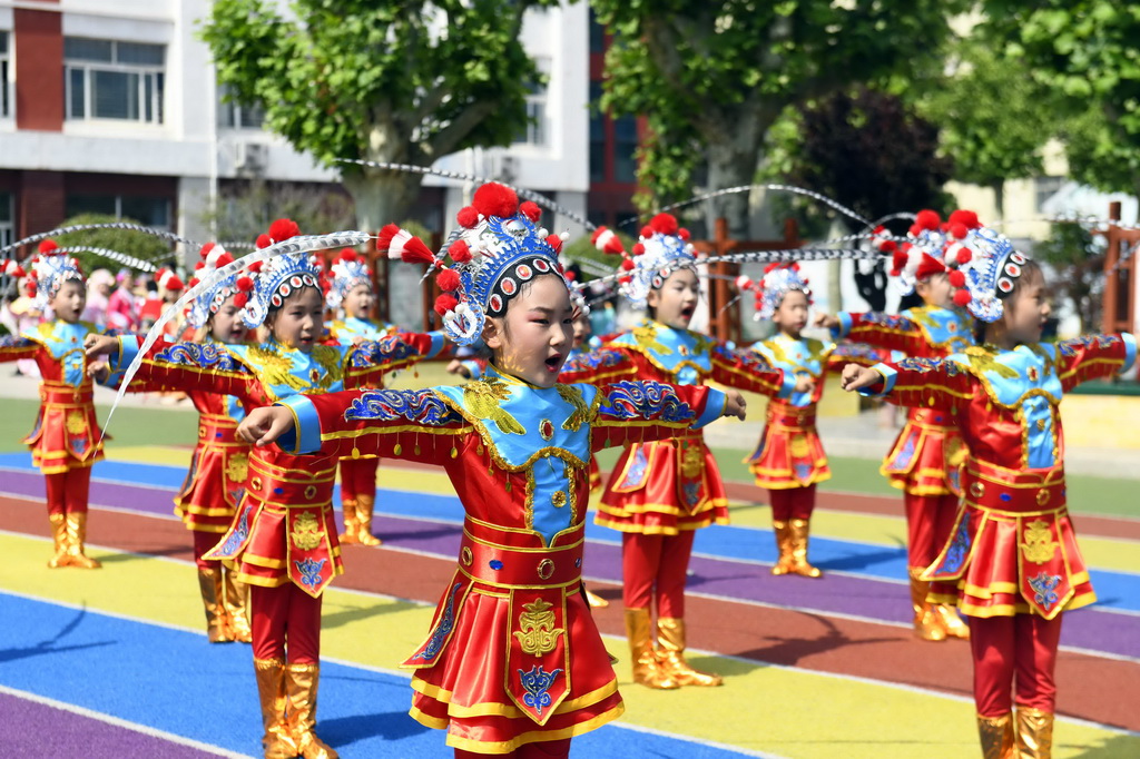 5月21日，在山东省日照市东港区第一小学，学生进行中华优秀传统文化进校园成果展演。