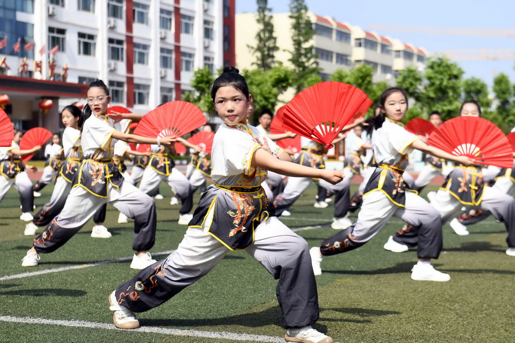 5月21日，在山东省日照市东港区第一小学，学生进行中华优秀传统文化进校园成果展演。