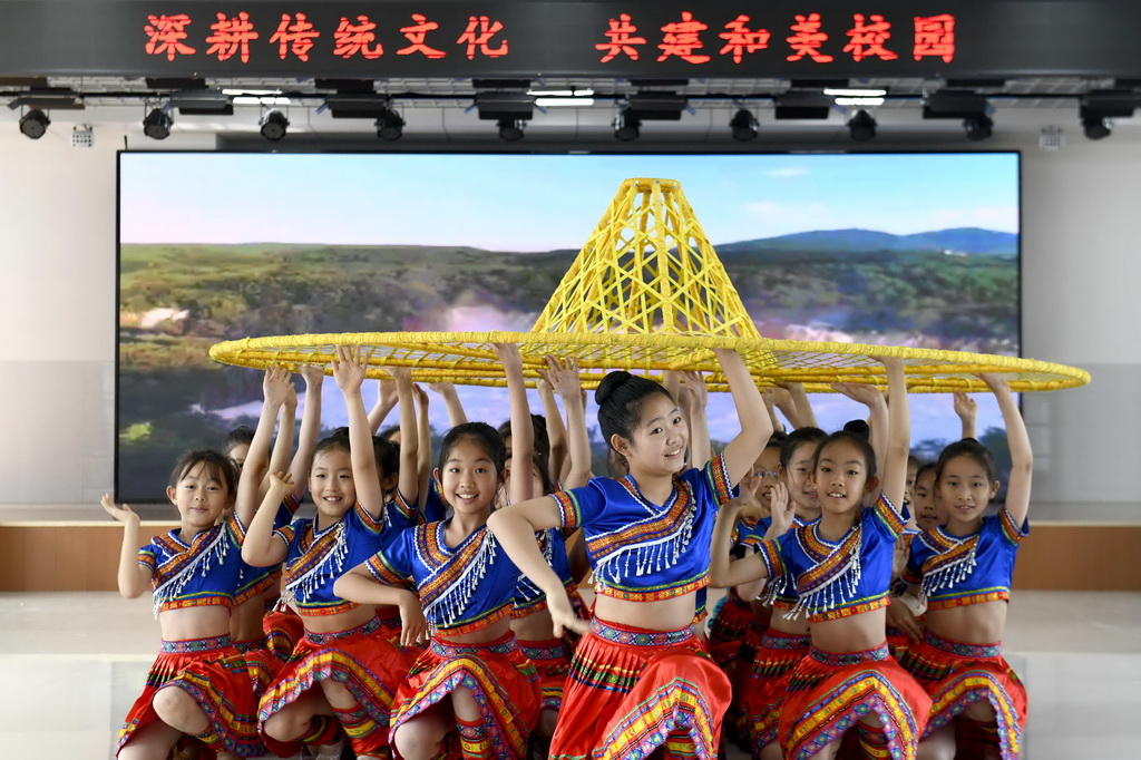 5月21日，在山东省日照市新营小学，学生表演黎族舞蹈《万泉河水》。