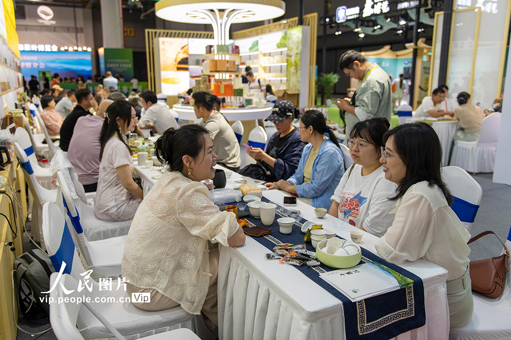 2026年5月21日，浙江省杭州国际博览中心里，客商在品茶。