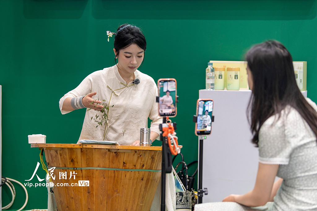 2026年5月21日，浙江省杭州国际博览中心里，现场制茶在直播中。