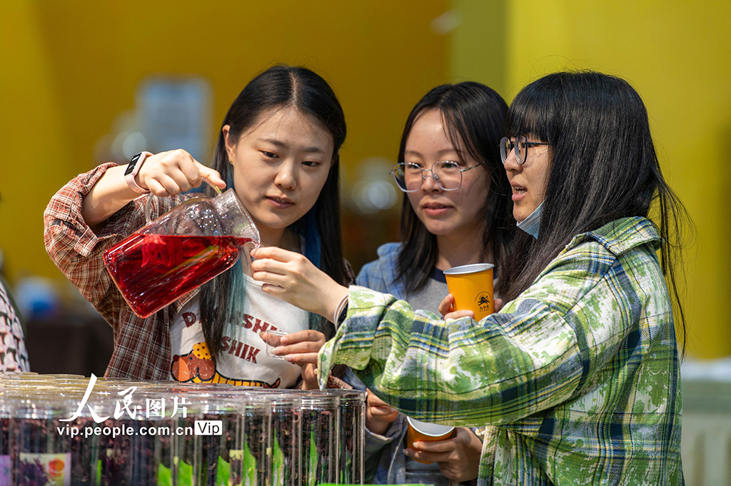 2026年5月21日，浙江省杭州国际博览中心里，客商在品茶。