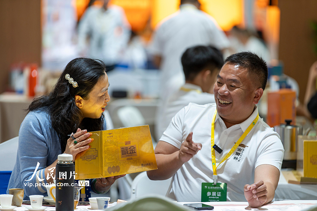 2026年5月21日，浙江省杭州国际博览中心里，客商在选购茶叶产品。