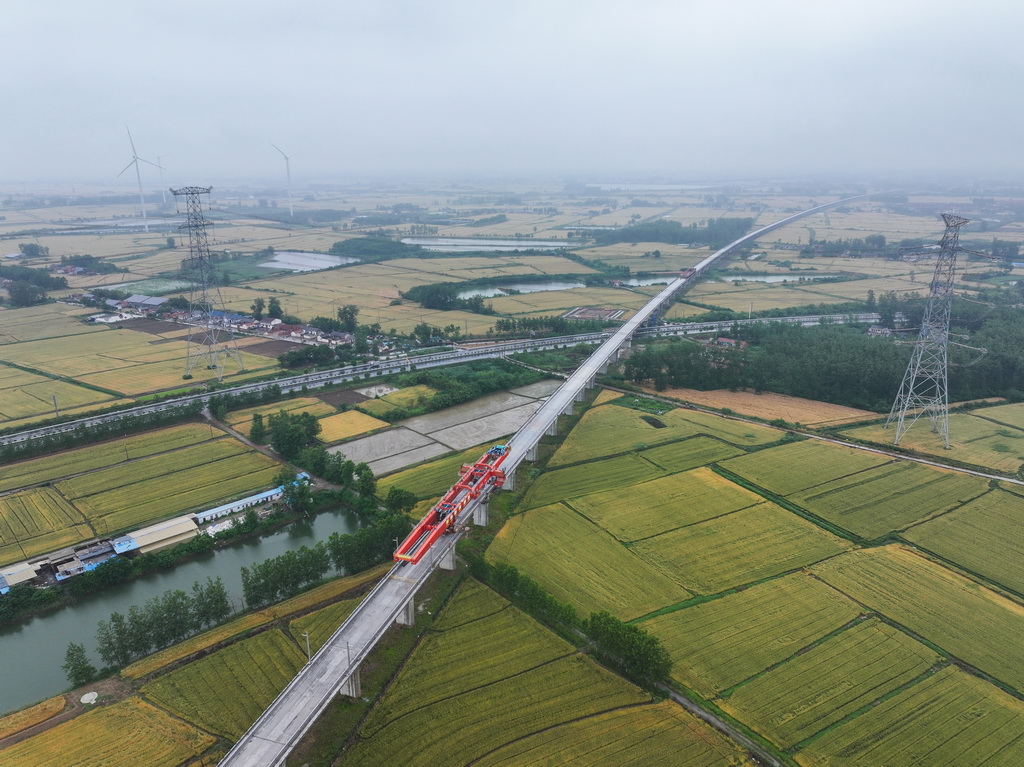 5月24日拍摄的中铁十六局宁淮城际铁路项目最后一榀混凝土箱梁架设现场（无人机照片）。