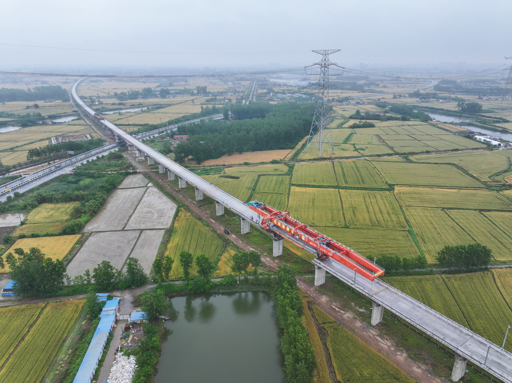5月24日拍摄的中铁十六局宁淮城际铁路项目最后一榀混凝土箱梁架设现场（无人机照片）。