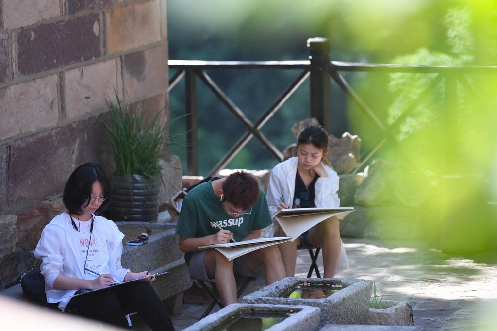 2023年6月9日，学生在河南省安阳市林州市石板岩镇三亩地村写生。新华社记者 郝源 摄
