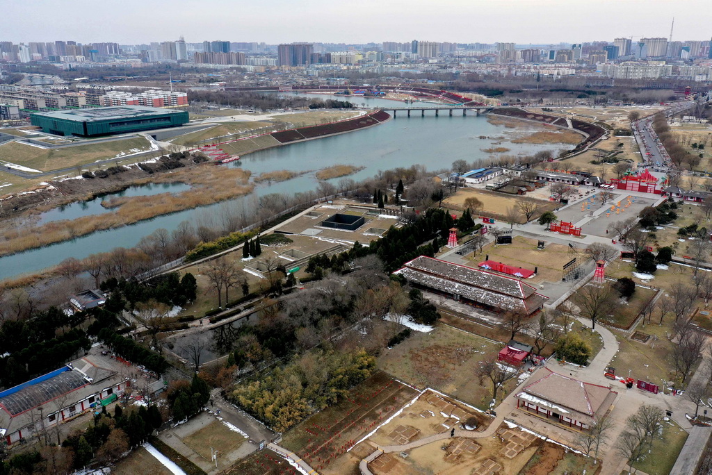 这是2024年2月23日拍摄的隔河相望的河南安阳殷墟宫殿宗庙遗址（右）与殷墟博物馆新馆（无人机照片）。新华社记者 李安 摄