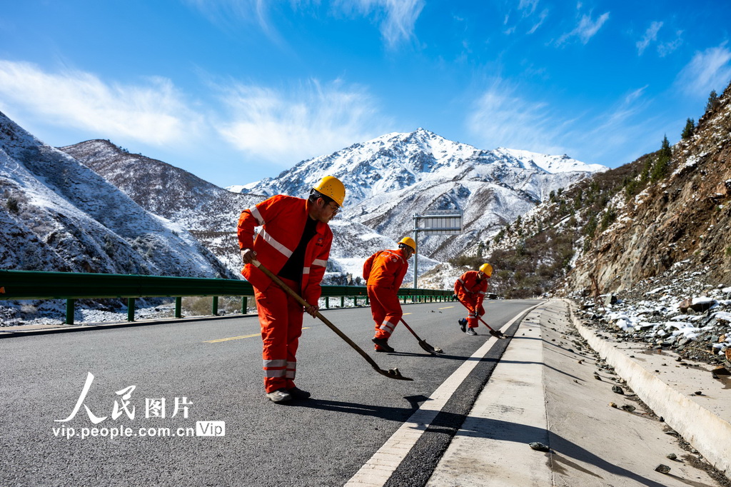 甘肃肃南：清理路面落石 保障道路安全畅通