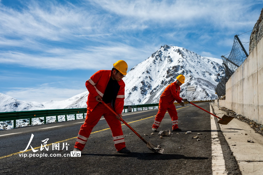 甘肅肅南：清理路面落石 保障道路安全暢通【4】