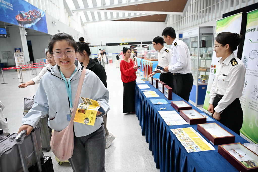 5月25日，海關工作人員在青島郵輪母港候船大廳開展“國門生物安全”宣傳。