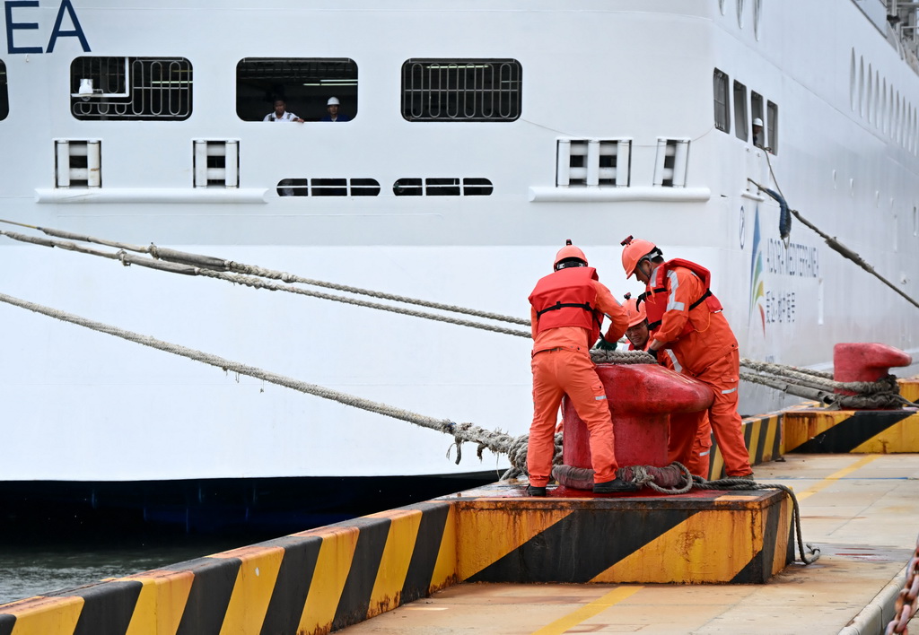 5月25日，青島郵輪母港碼頭工人為剛靠泊的“愛達·地中海”號郵輪系纜。