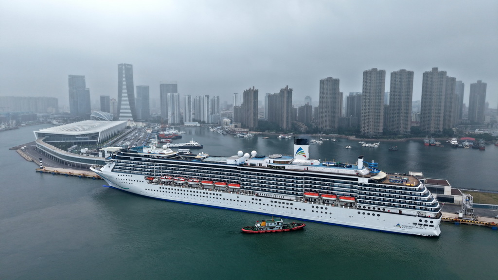 5月25日，“愛達·地中海”號郵輪靠泊在青島郵輪母港碼頭（無人機照片）。