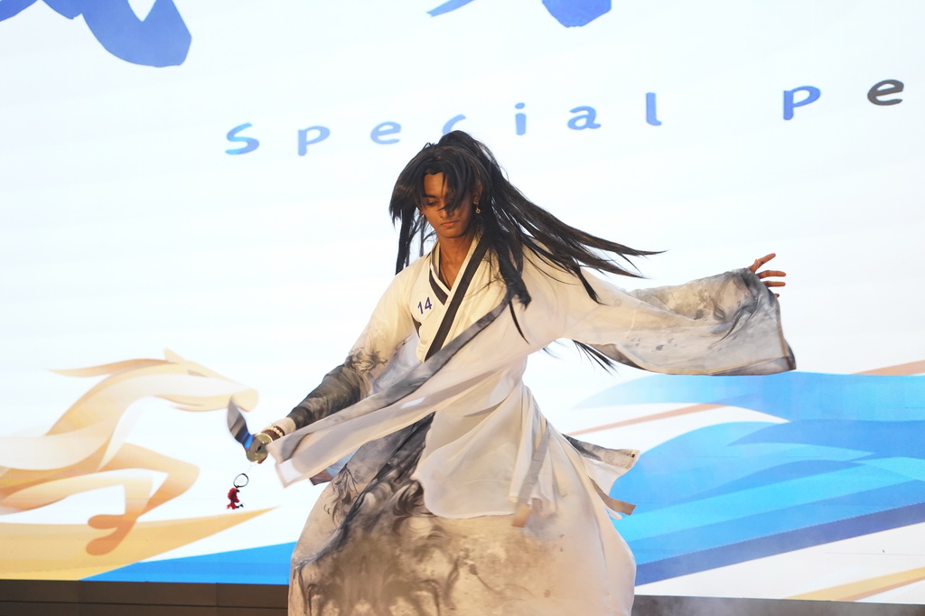 5月24日，在斯裡蘭卡首都科倫坡，一名選手在第19屆“漢語橋”世界中學生中文比賽斯裡蘭卡賽區頒獎典禮上表演中國舞蹈。新華社記者 吳子鈺 攝