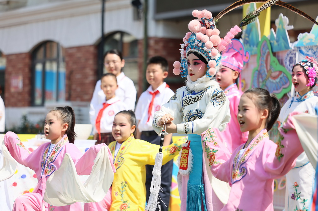 5月27日，少先队员在红领巾市集上表演京剧。