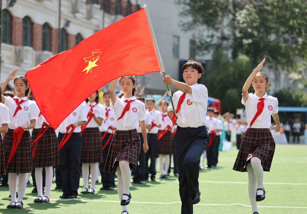 5月27日，少先队员参加入队仪式。