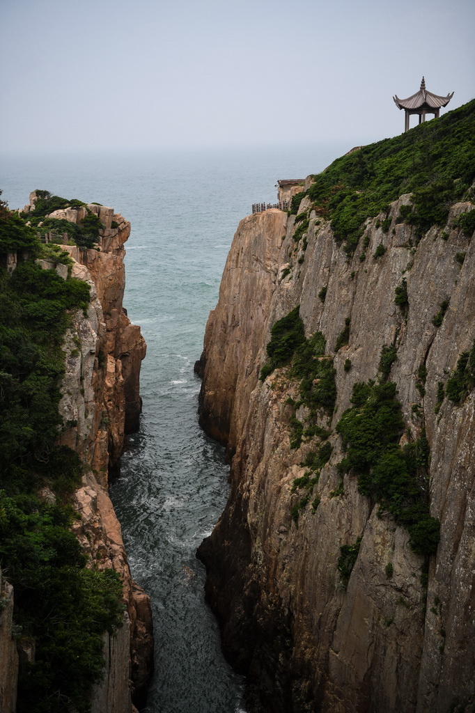 这是位于浙江省台州市大陈岛的甲午岩景区一隅（5月26日摄）。