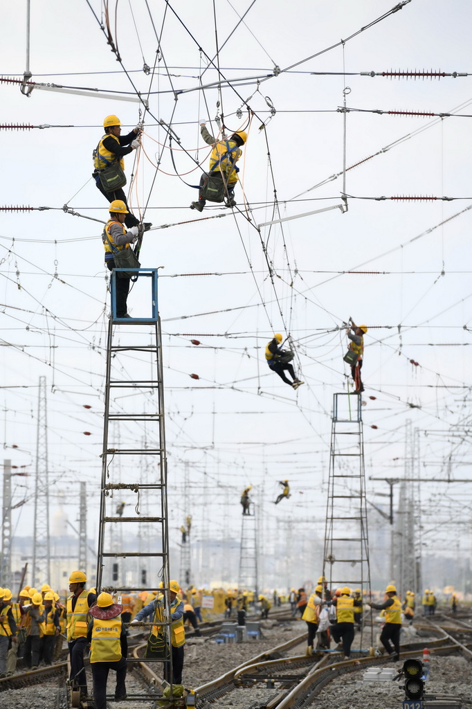 5月27日，在山東兗州北站擴能改造工程施工現場，中鐵十局的工作人員在進行接觸網改造作業。