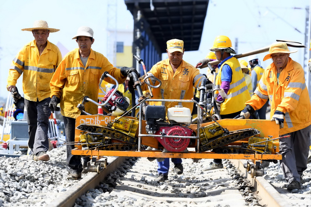 5月27日，在山東兗州北站擴能改造工程施工現場，中鐵十局的工作人員在進行道岔改造作業。