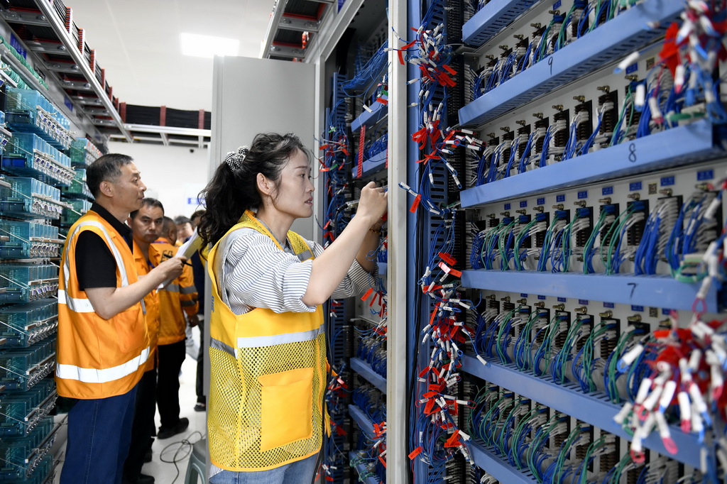 5月27日，在山東兗州北站擴能改造工程施工現場，中鐵十局的工作人員在進行室內改配線作業。