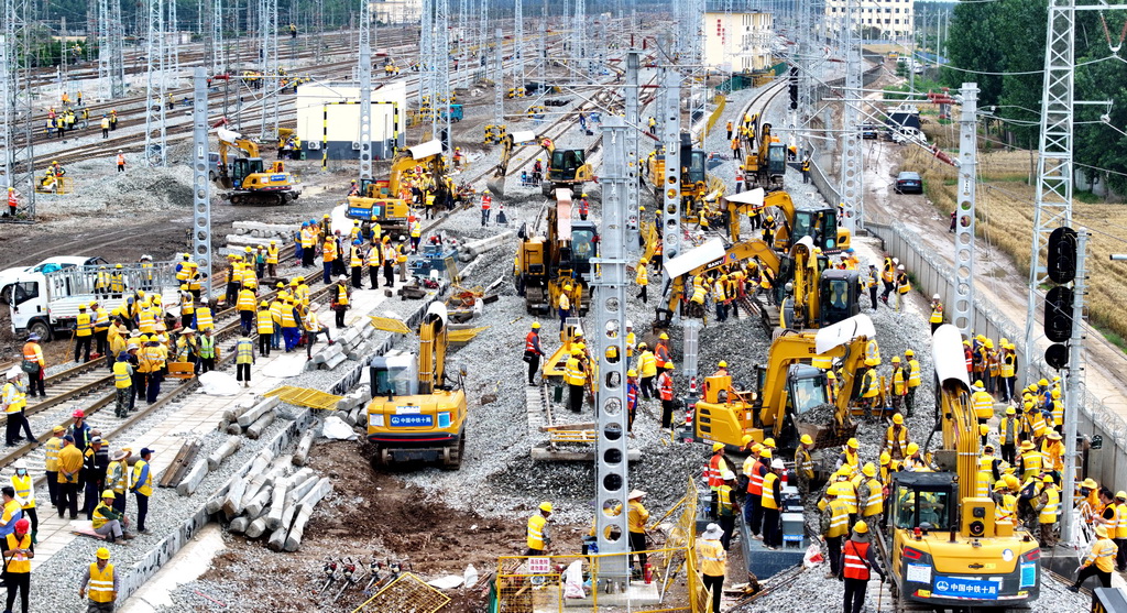 5月27日，在山東兗州北站擴能改造工程施工現場，中鐵十局的工作人員在進行道岔改造作業（無人機照片）。