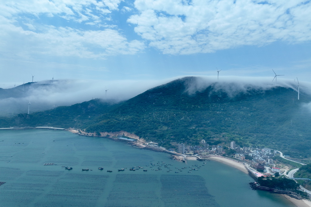 5月27日，福建连江沿海风电场在云雾中若隐若现（无人机照片）。
