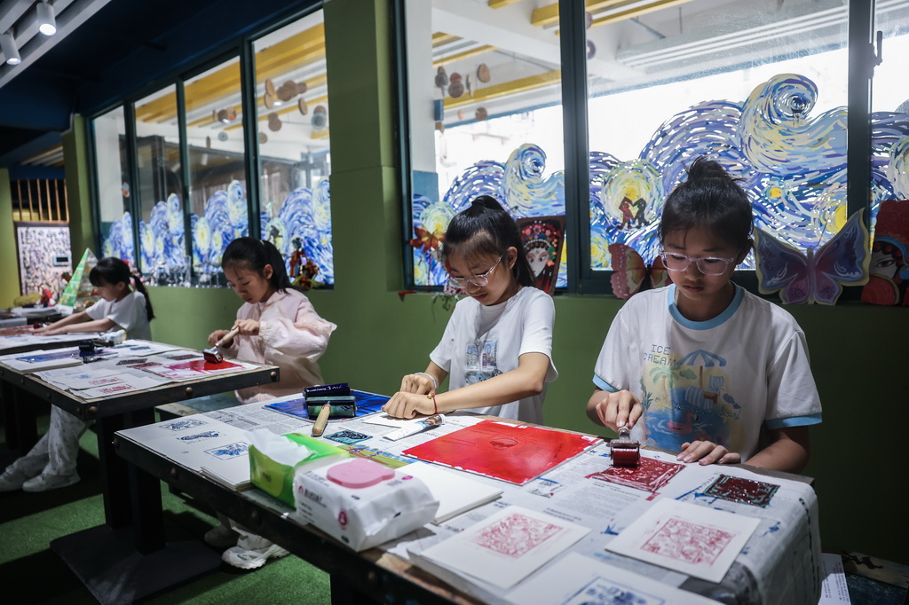 5月28日，在嘉兴市南湖区秀城实验教育集团吉水小学视觉艺术中心，学生们在学习拓印。