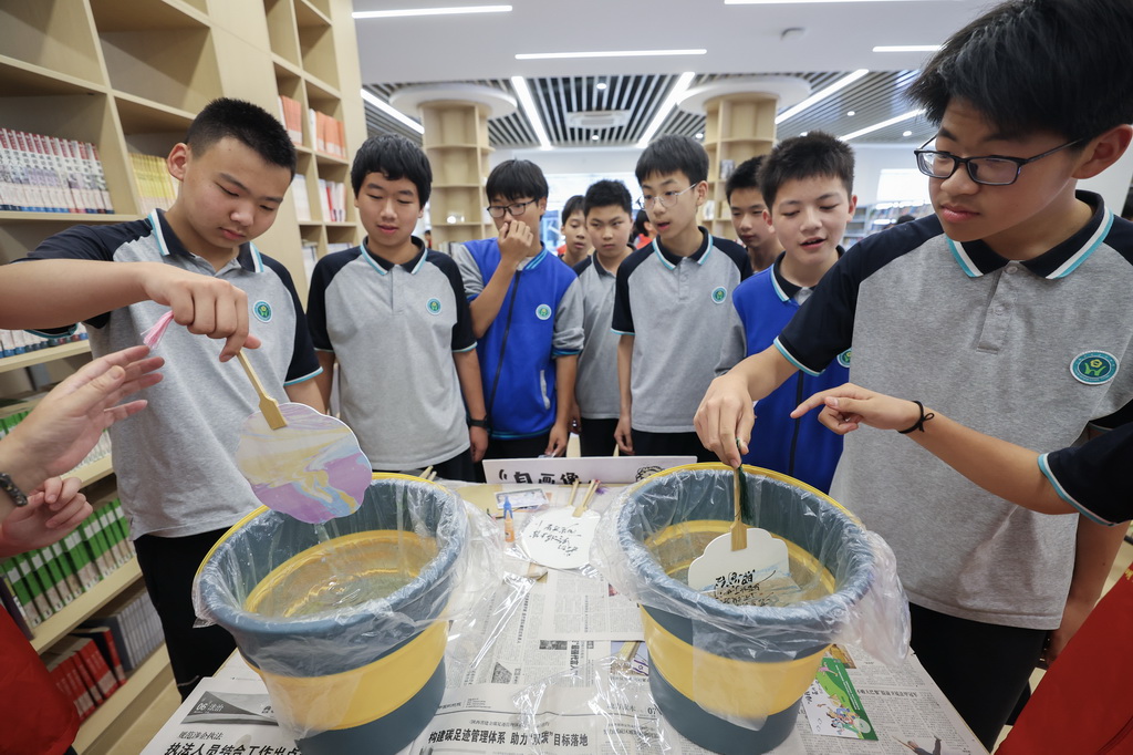 5月28日，在嘉兴市南湖区清河中学活动室内，学生们参加校园趣味游园会的漆扇制作活动。