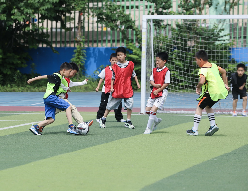 5月28日，嘉兴市南湖区秀城实验教育集团吉水小学学生在操场上踢足球。