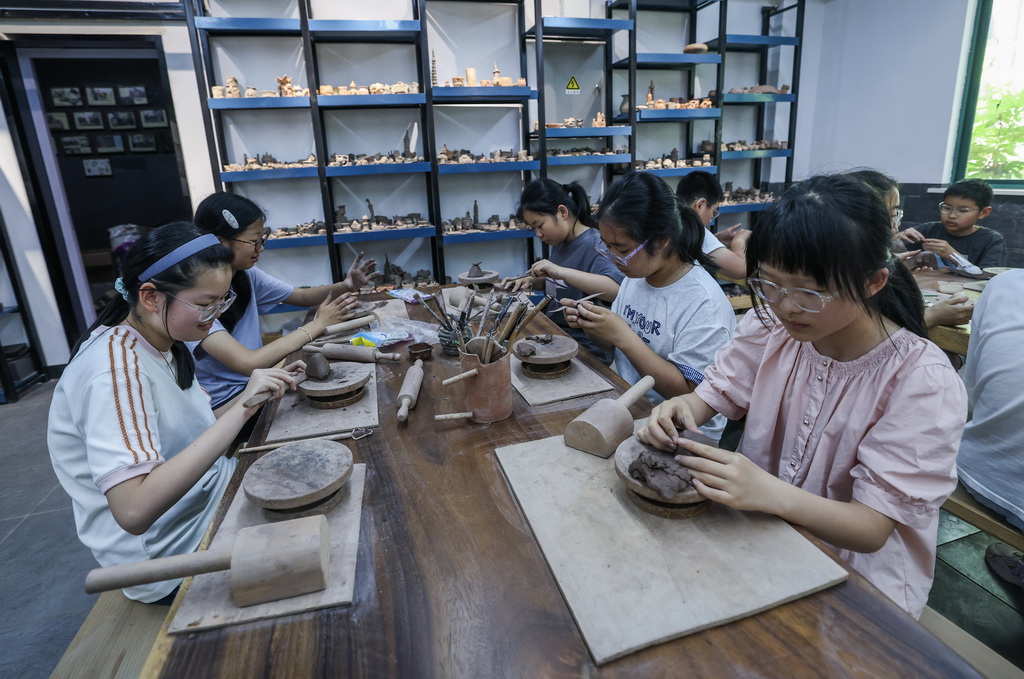 5月28日，在嘉兴市南湖区秀城实验教育集团吉水小学黑陶馆内，学生们在体验黑陶制作技艺。