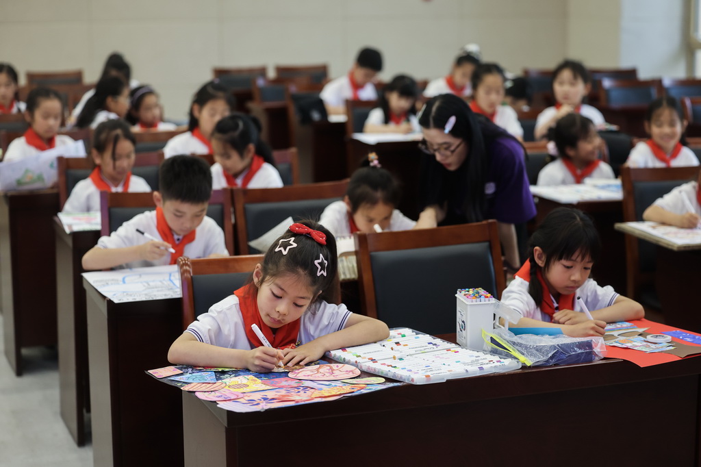 5月28日，在嘉兴市南湖区清华附中嘉兴实验学校（小学部），学生们参加绘画大赛。