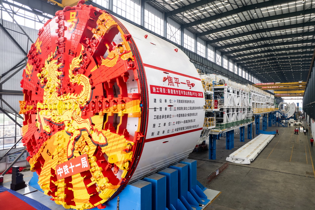 这是5月29日在铁建重工长沙第二产业园拍摄的“焦平一号”超大直径盾构机(无人机照片)。