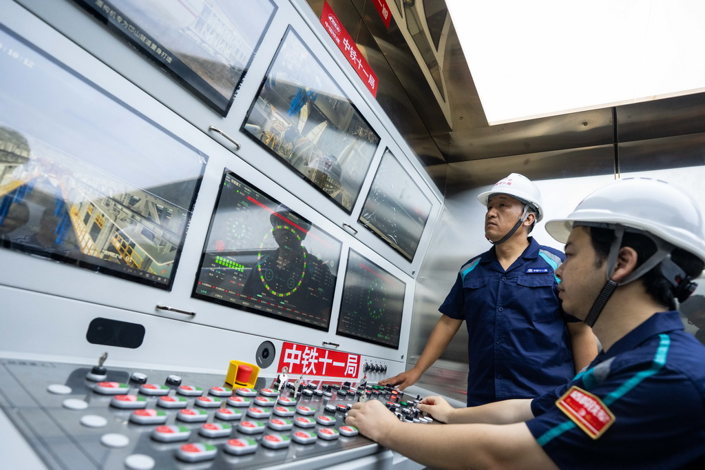5月29日,铁建重工长沙第二产业园,工作人员在调试“焦平一号”超大直径盾构机。