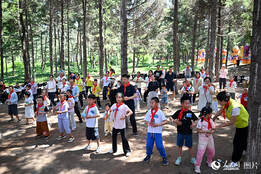 2026年5月31日，在吉林长春动植物公园，吉林大学白求恩第二医院的医护家庭参加了一场亲子活动。孩子们在现场跟随老师学习八段锦。人民网记者 李成伟摄