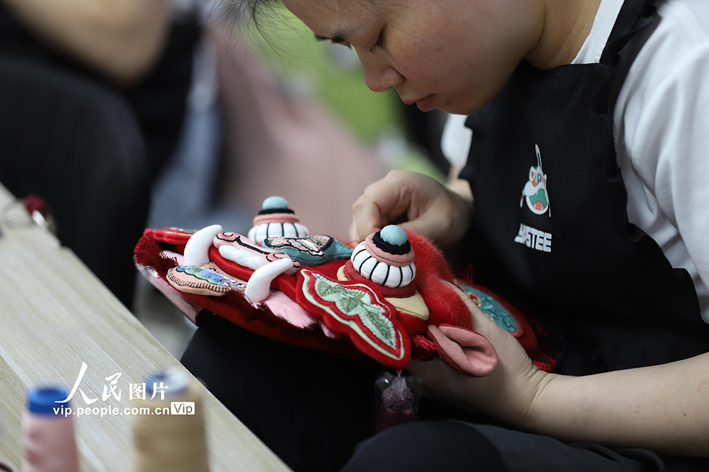 廣西靈川：小小虎頭包火爆出圈【2】