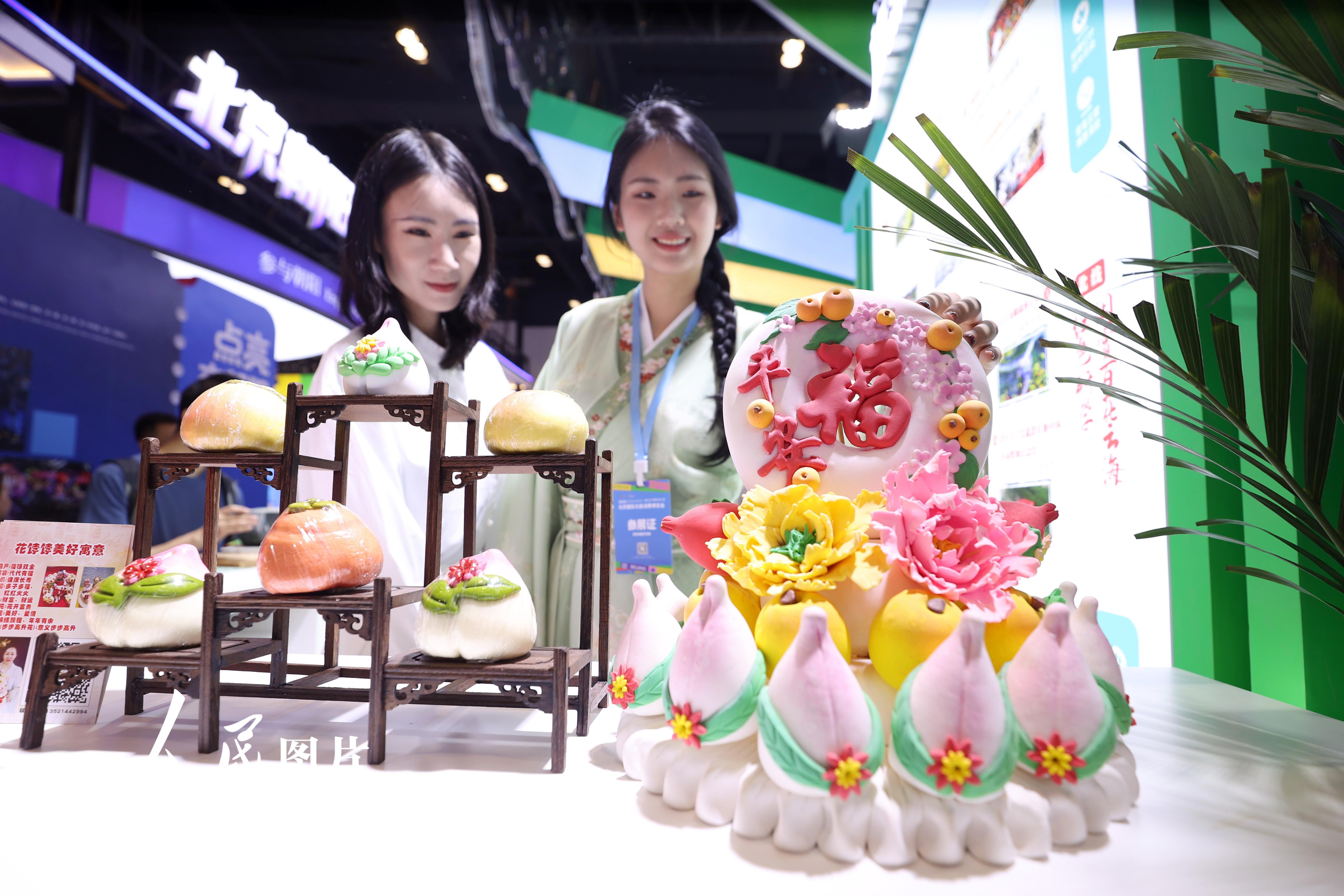2026年6月5日，工作人员在2026北京国际文旅消费博览会上介绍纯手工制作的花饽饽。