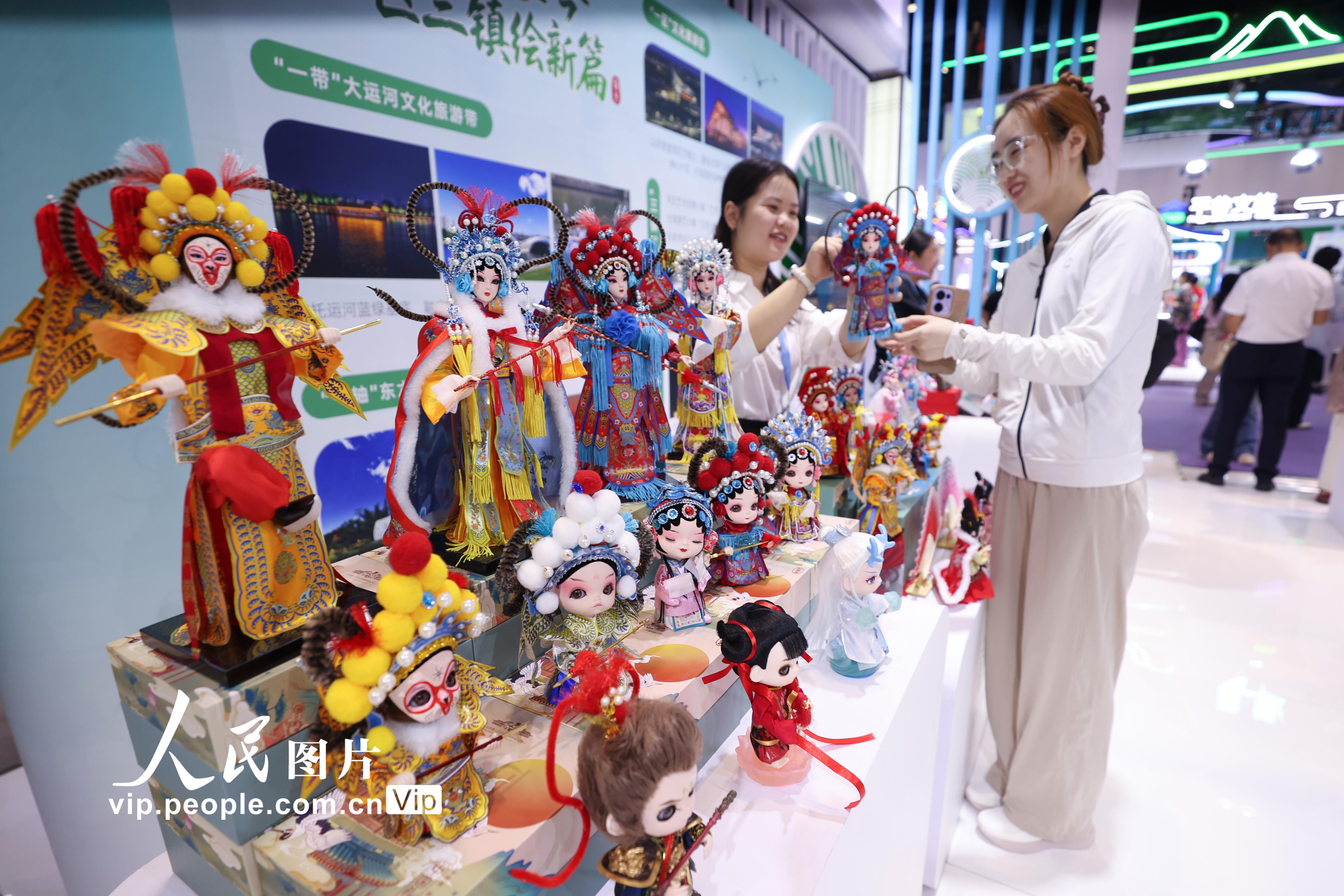 2026年6月5日，工作人员在2026北京国际文旅消费博览会上介绍纯手工制作的北京绢人唐娃娃。
