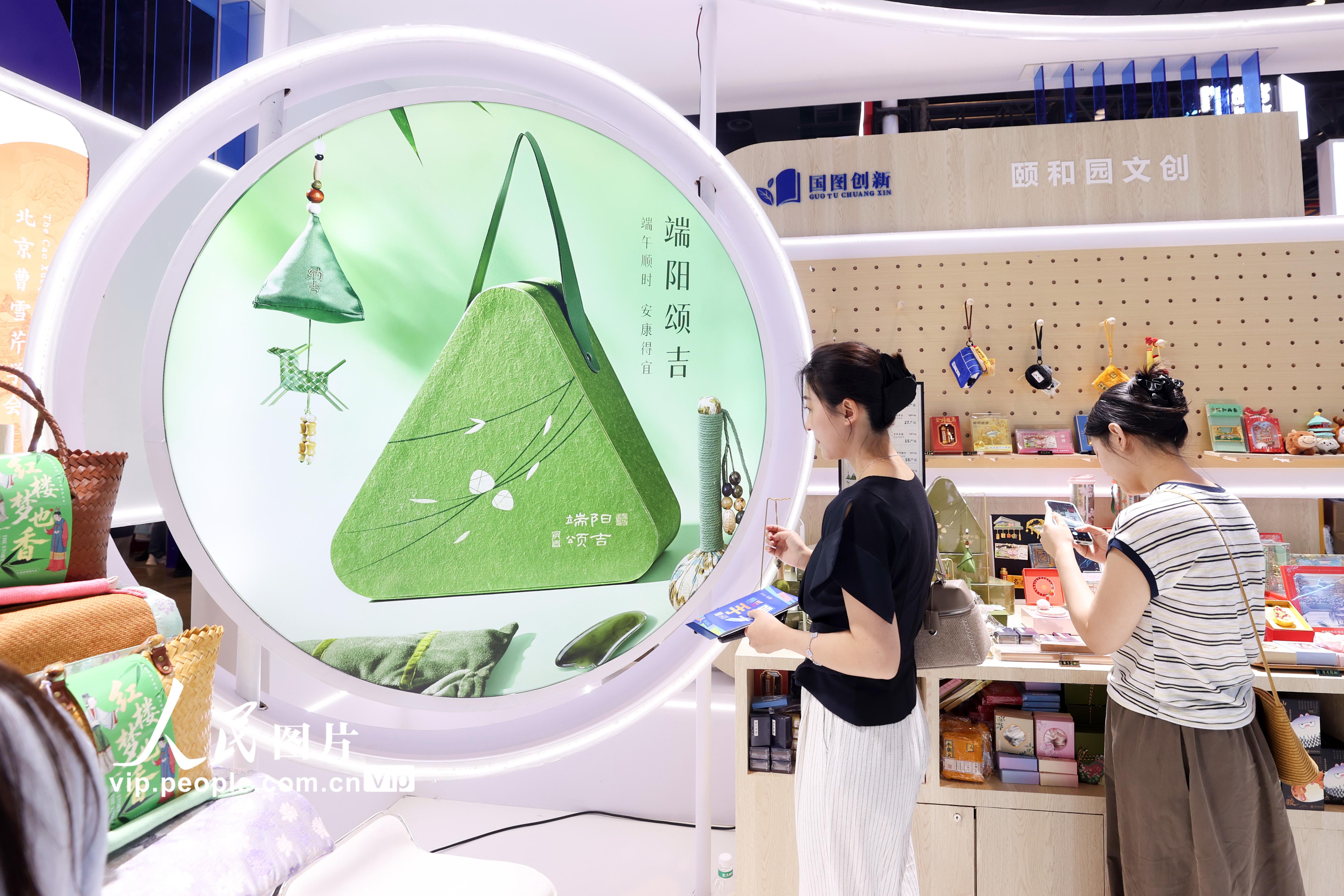 2026年6月5日，参观者在2026北京国际文旅消费博览会上观看文创产品。