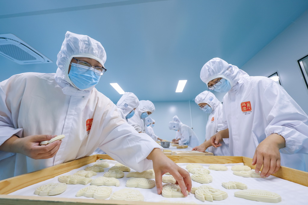 6月6日，在位于河北省沧州市黄骅市的河北帝鉴食品有限公司，工作人员在生产车间制作面花。新华社记者 黄伟 摄