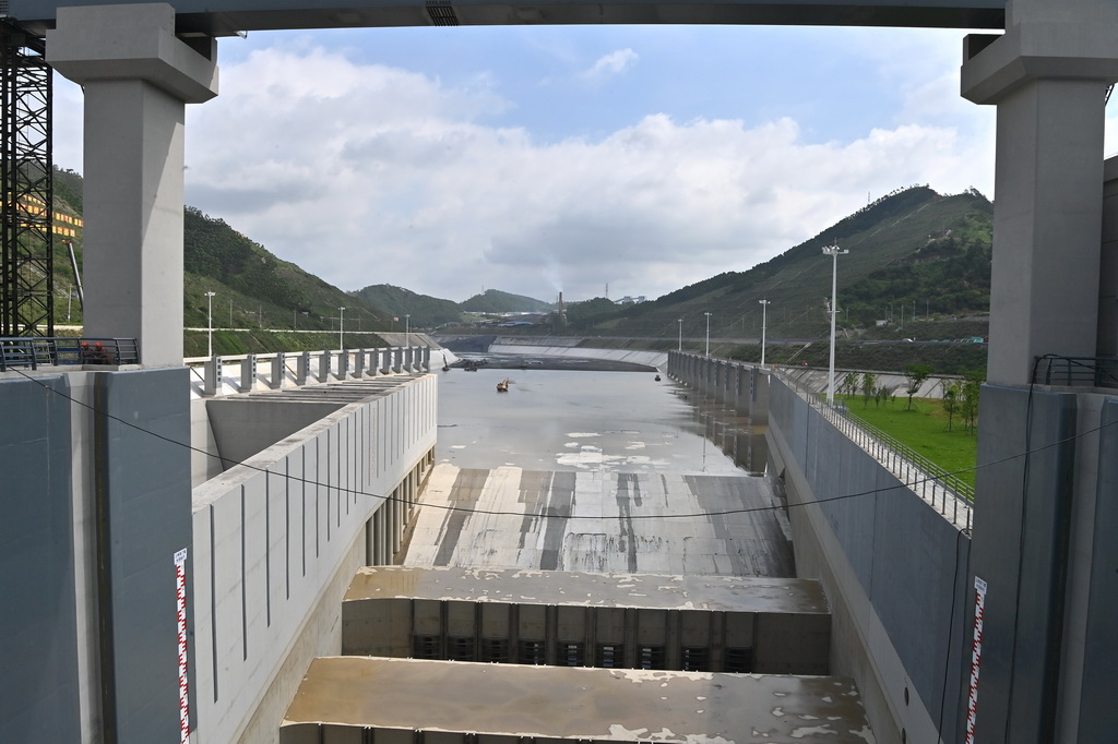 6月7日从平陆运河马道枢纽闸门上拍摄的航道。