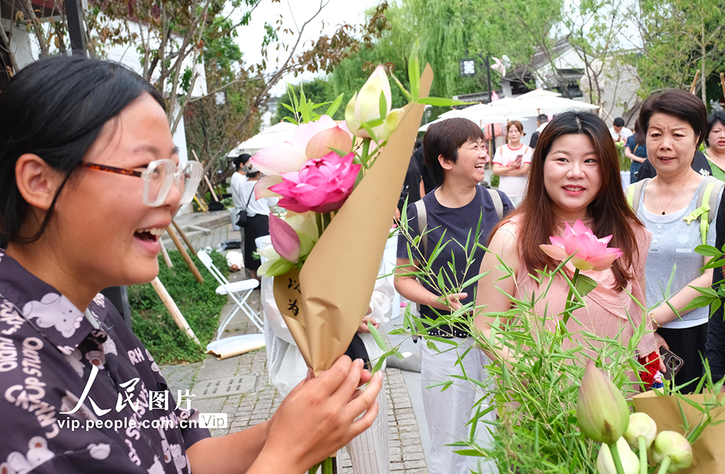 江苏苏州：桃花坞“荷花市集”人气旺【2】