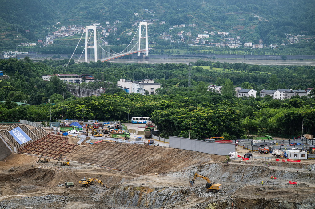 这是6月8日拍摄的三峡水运新通道工程先行开挖区施工现场。新华社记者 伍志尊 摄