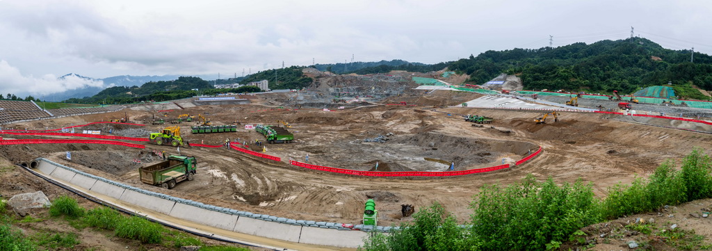 这是6月8日拍摄的三峡水运新通道工程先行开挖区施工现场（拼接照片）。新华社记者 伍志尊 摄