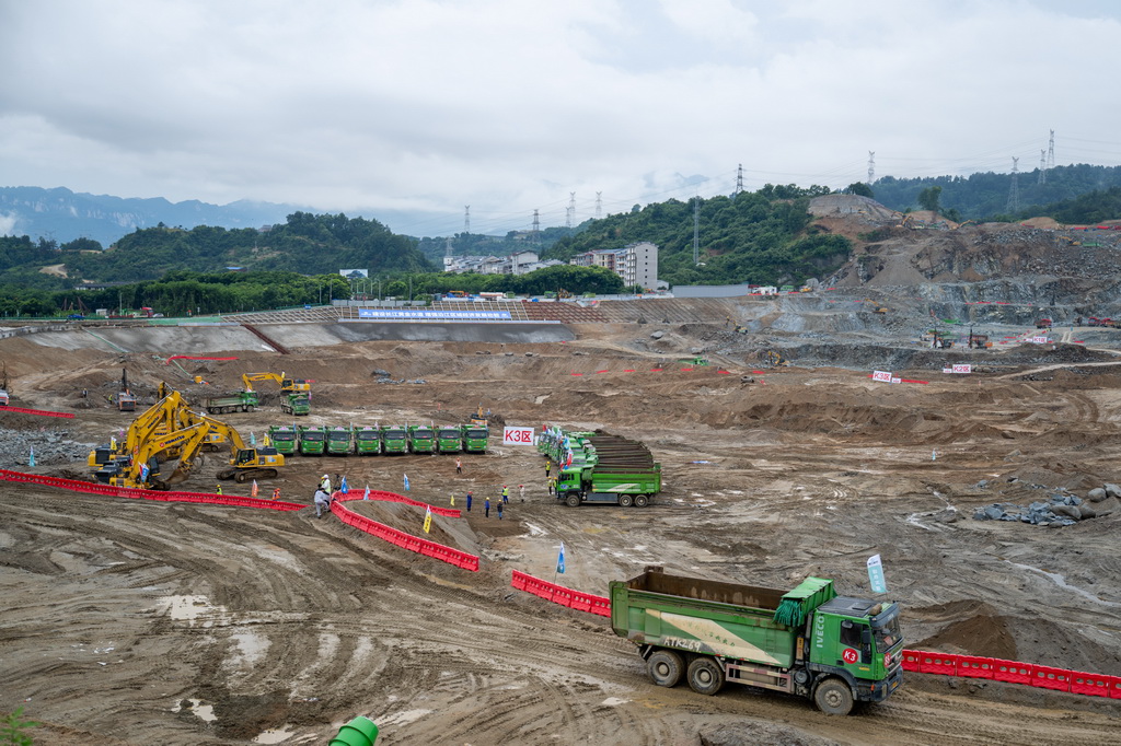 这是6月8日拍摄的三峡水运新通道工程先行开挖区施工现场。新华社记者 伍志尊 摄