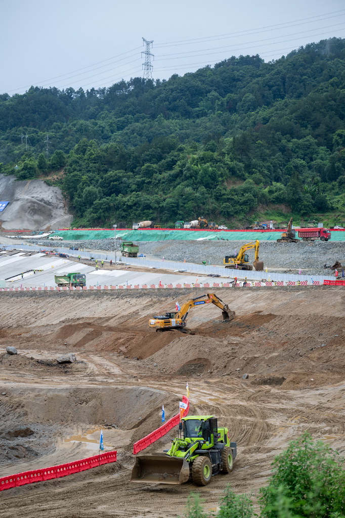 这是6月8日拍摄的三峡水运新通道工程先行开挖区施工现场。新华社记者 伍志尊 摄