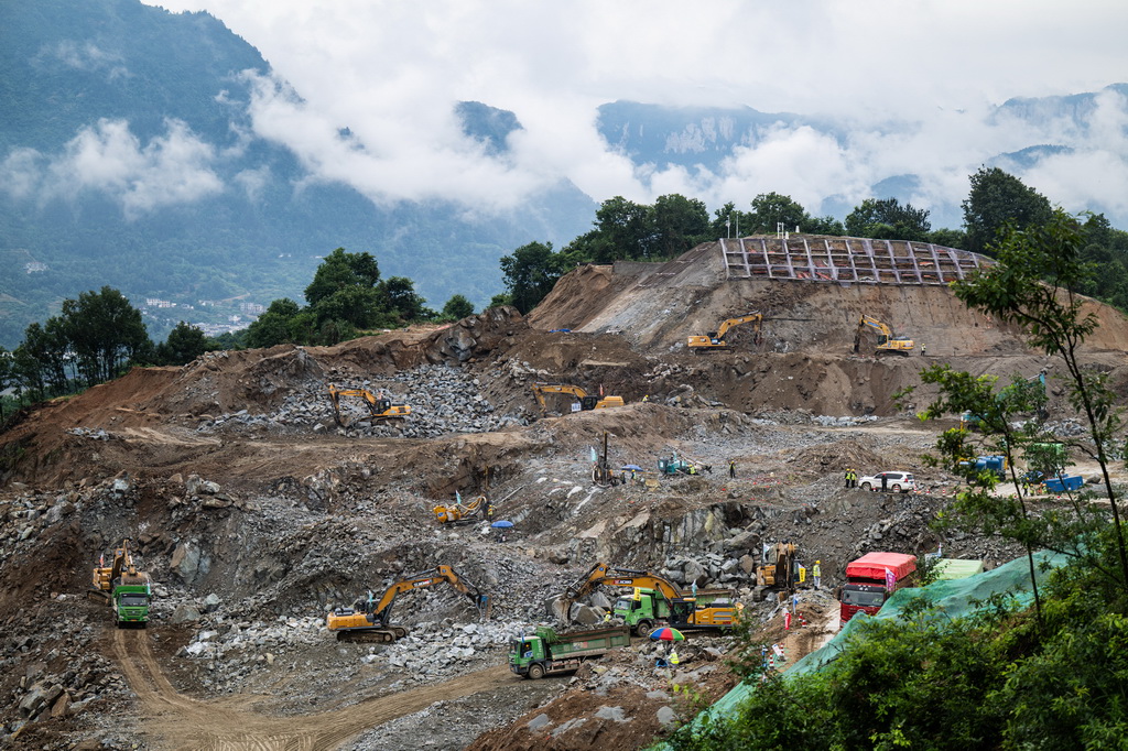 这是6月8日拍摄的三峡水运新通道工程先行开挖区施工现场。新华社记者 伍志尊 摄