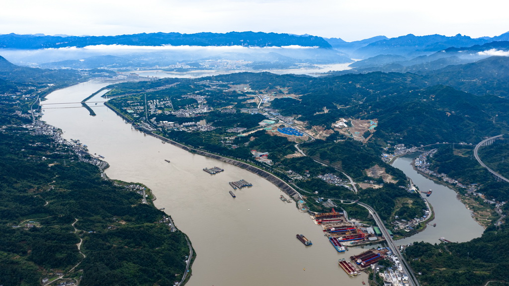 6月8日拍摄的三峡水运新通道工程三峡枢纽新通道施工现场。新华社记者 肖艺九 摄