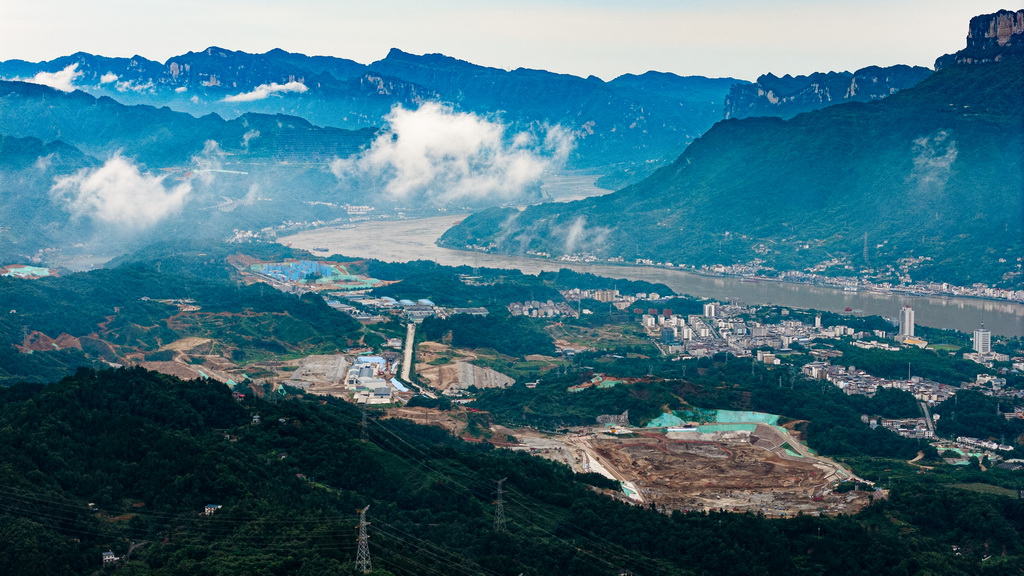 6月8日拍摄的三峡水运新通道工程三峡枢纽新通道施工现场。新华社记者 肖艺九 摄