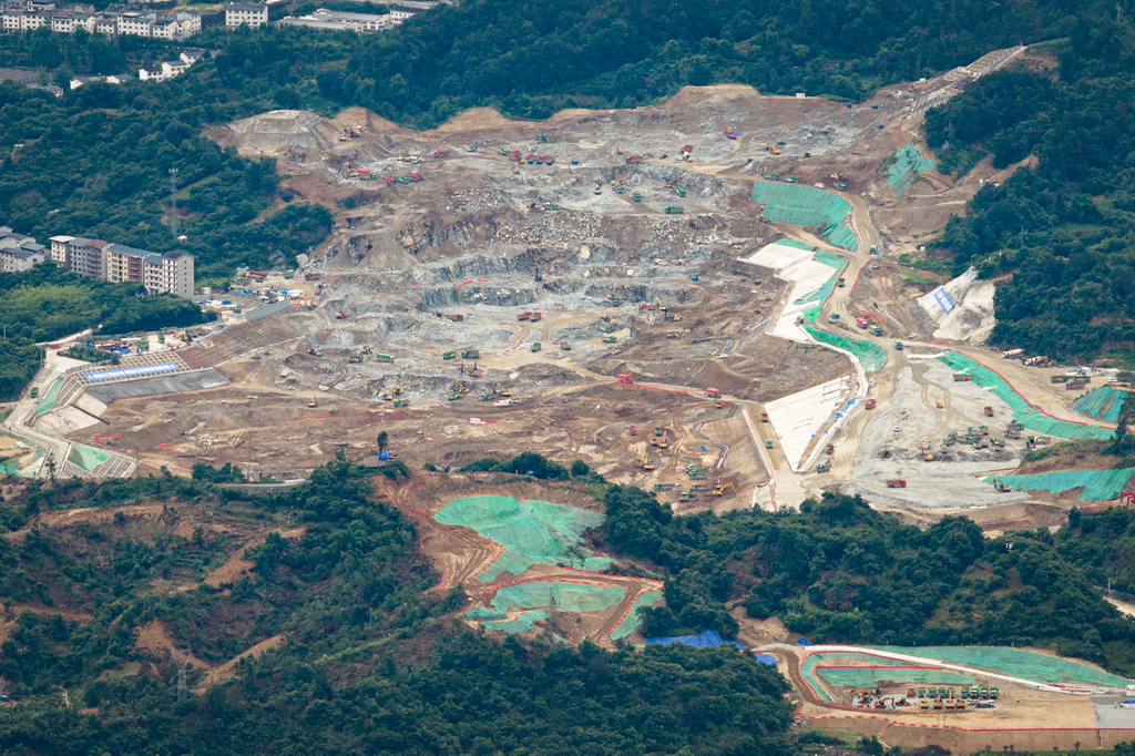 6月8日拍摄的三峡水运新通道工程三峡枢纽新通道施工现场。新华社记者 肖艺九 摄