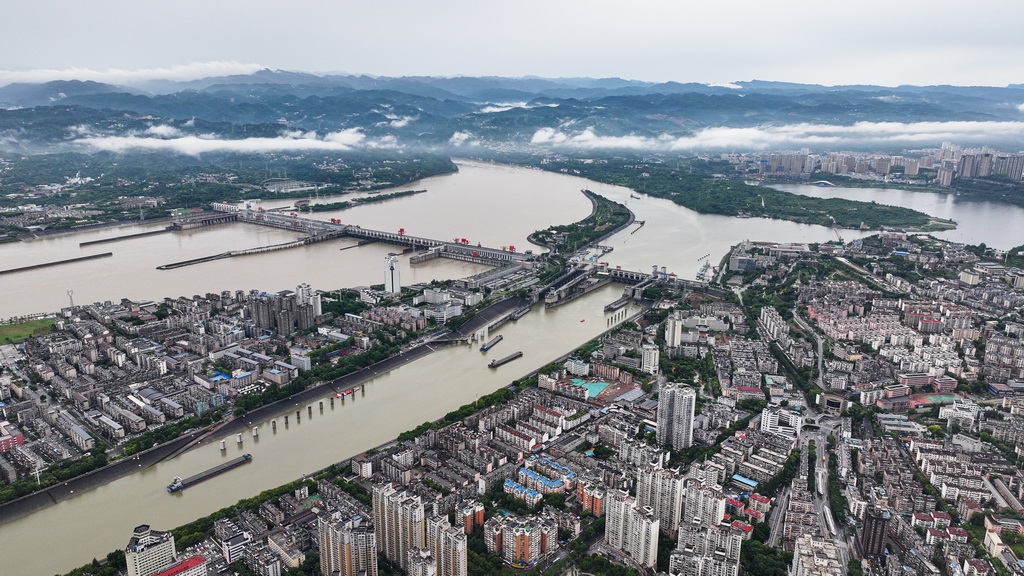 6月8日拍摄的三峡水运新通道工程葛洲坝航运扩能施工现场。新华社记者 肖艺九 摄